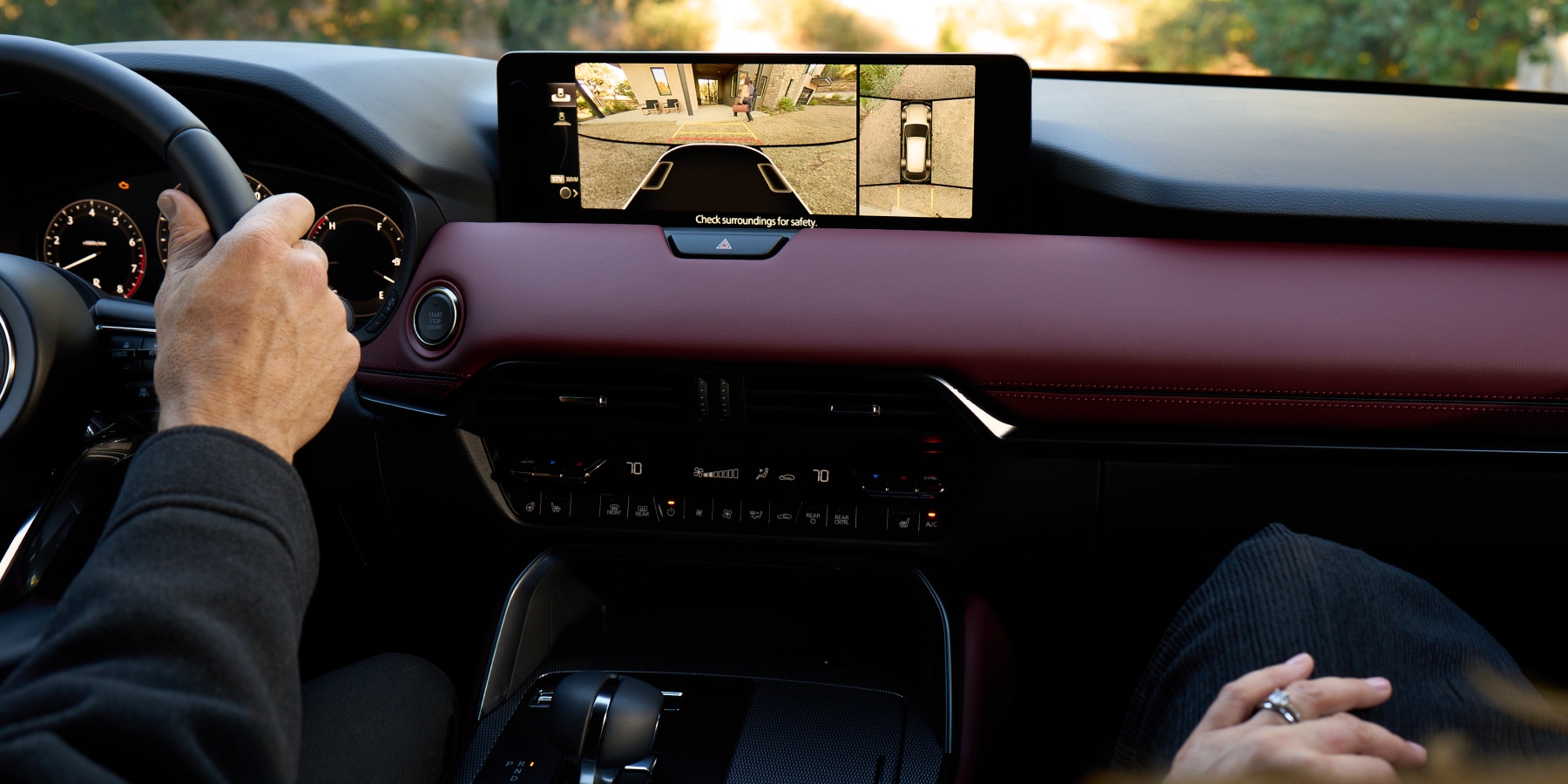 Mazda CX-70 – Monitor con visualización de 360º con vista del enganche del remolque See-Through Mazda CX-70 – Monitor con visualización de 360º con vista del enganche del remolque See-Through